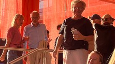 Menschen vor dem Eingang des BZW