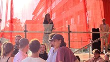 Dekanin der Fakultät ARchitektur und Landschaft hält eine Eröffnungsrede