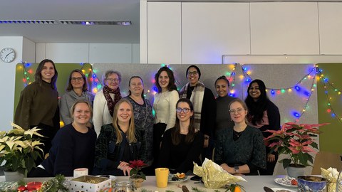 Das Bild zeigt das SGB Team zu Weihnachten 2025