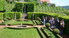 Exkursionsgruppe im Garten der Dornburger Schlösser.