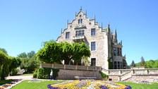 Schloss Altenstein mit Blumenbeet.