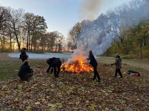 Studenten rings um ein Lagerfeuer in Thammenhain