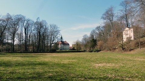 Schloss Reinhardtsgrimma vom Garten aus gesehen.