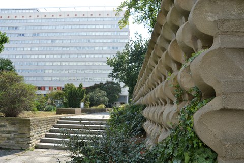 Kunststeinmauer im Touristengarten