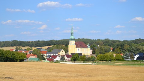 Foto zeigt den Ort Crostwitz eingebettet in Felder und Wälder.