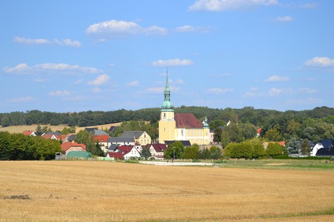 Foto zeigt den Ort Crostwitz eingebettet in Felder und Wälder.