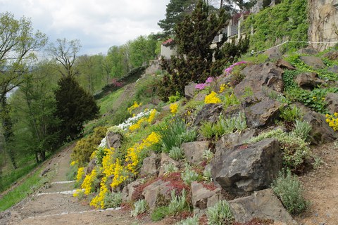 Blick auf den Steingarten des Schlosses Eckberg in Dresden.