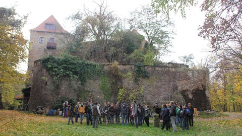 Studierende auf Exkursion, im Hintergrund Schloss Scharfenstein