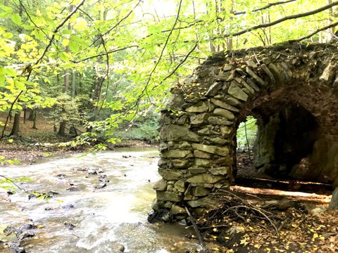 Reste einer ehemals dreibogigen Grotte an der Polsnitz