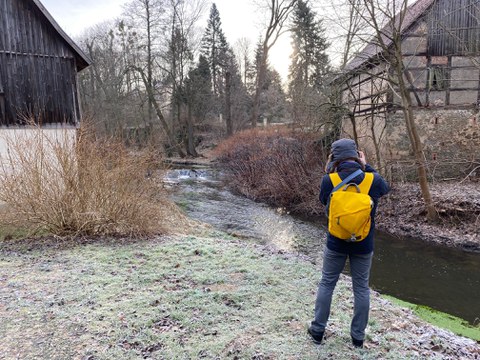 Prof. Köhler filmt einen Garten im Hüttertal bei Radeburg