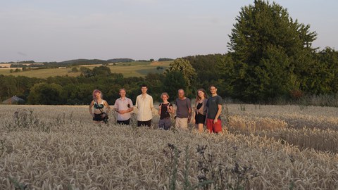 Die Seminargruppe in einem Feld.