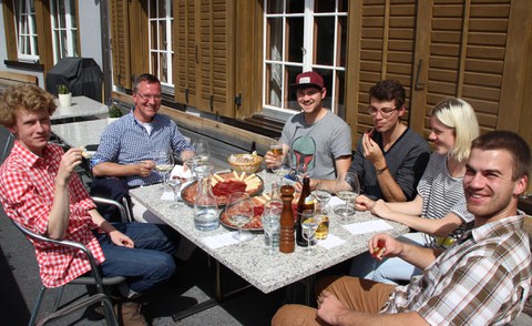 Foto zeigt eine Gruppe von Studenten am Mittagstisch mit Herrn Professor Marcus Köhler.