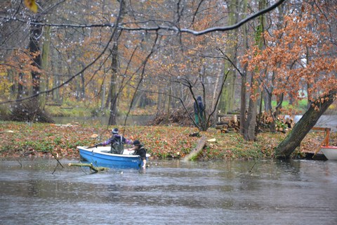 Foto zeigt das Übersetzen mit einem kleinen Boot auf die Insel im Thammenhainer Schlosspark.