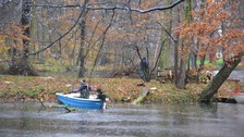 Foto zeigt das Übersetzen mit einem kleinen Boot auf die Insel im Thammenhainer Schlosspark.