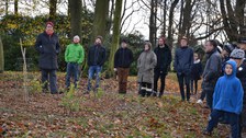 Foto zeigt die Begehung des Schlossgartens in Thammenhain mit allen Studenten und Freiwilligen des Pflegeeinsatzes.