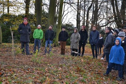 Foto zeigt die Begehung des Schlossgartens in Thammenhain mit allen Studenten und Freiwilligen des Pflegeeinsatzes.