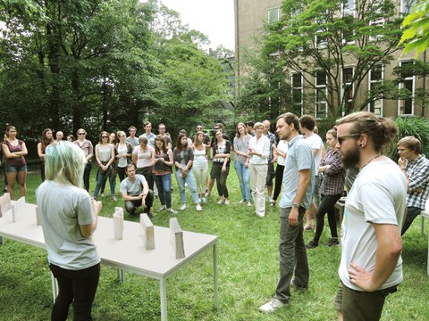 Foto einer Gruppe von Studierenden, die sich die Übungsergebnisse im Hülsse Garten anschauen.