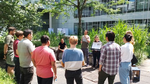 Gruppe von Personen bei Projektvorstellung