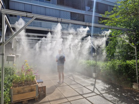Foto der Zerstäuberanlage CHE-Bau mit Person