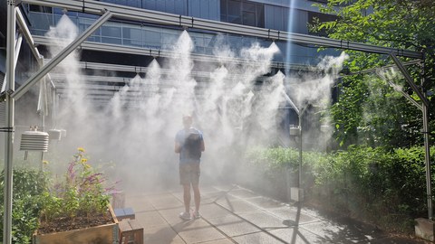 Foto der Zerstäuberanlage CHE-Bau mit Person
