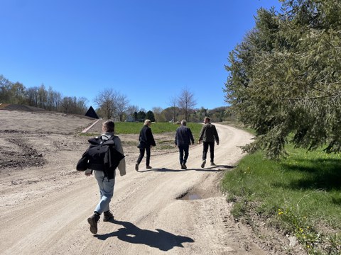 Studierende auf Weg