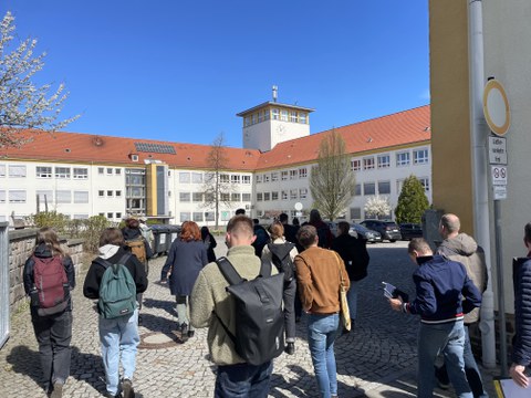 Studierende auf Schulhof