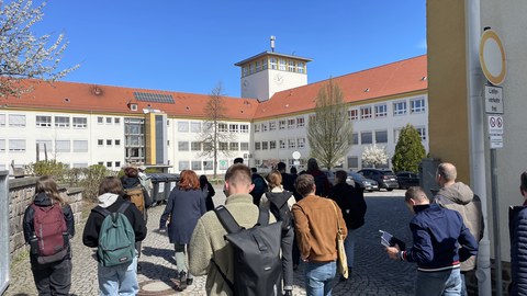 Studierende auf Schulhof