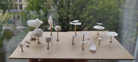 Foto von Modellbäumen aus Papier und Zahnstochern