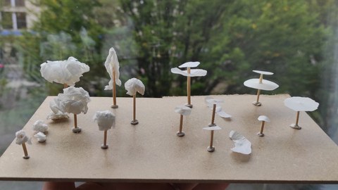 Foto von Modellbäumen aus Papier und Zahnstochern