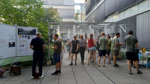 Personengruppe unter Zerstäuberanlage