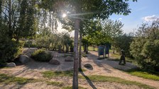 Blick-auf-naturbelassenen_Schulhof.jpg