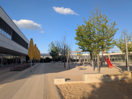 Blick_auf-Schulhof_und_Außenberiehc_Cafeteria.jpg