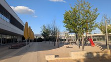 Blick_auf-Schulhof_und_Außenberiehc_Cafeteria.jpg