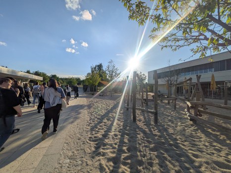 Blick auf Spielplatz