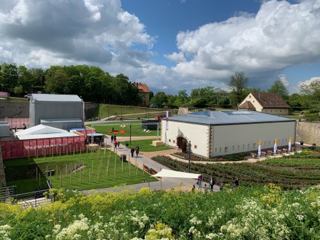 Rasen mit Aufbauten und blauem Himmel