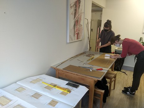 Bild einer Werkbank und einer arbeitenden Studentin.