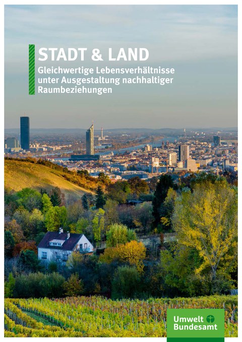 Deckblatt Broschüre Stadt und Land Blick auf eine Großstadt über Weinberge