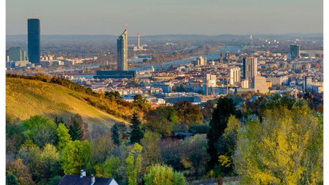 Deckblatt Broschüre Stadt und Land Blick auf eine Großstadt über Weinberge