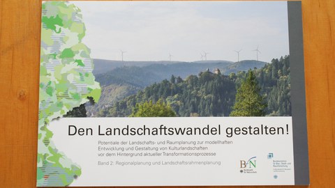 Das Foto zeigt das Cover des 2. Bandes der Forschungsarbeit Landschaftswandel gestalten auf einem Tisch liegend.