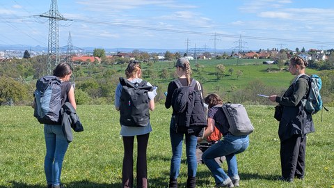 Foto einer Studierendengruppe, die auf Exkursion ist