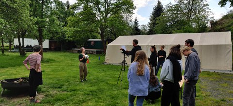 Zu sehen ist die Studierendengruppe der Sommerschule 2021 beim Dreh des Videofilm mit dem Ball als zentrales Objekt.