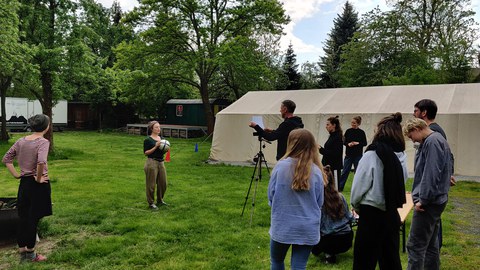 Zu sehen ist die Studierendengruppe der Sommerschule 2021 beim Dreh des Videofilm mit dem Ball als zentrales Objekt.