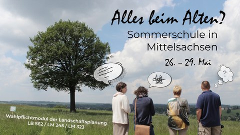 Studierende diskutieren auf einer Wiese mit einem Baum und Blick ins Umaldn