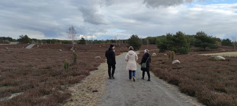 drei Spaziergänger auf einem Weg im findlingspark Nochten