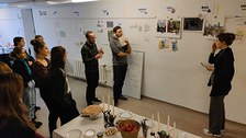Präsentation einer Studierenden vor Publikum