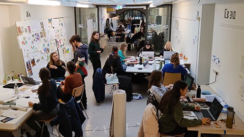 Studierende an Arbeitstischen 