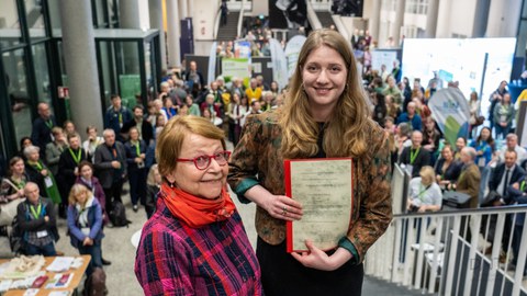 Das Bild zeigt Gina-Marie Minner mit der Urkunde zum Wolfgang-Erz-Förderpreis