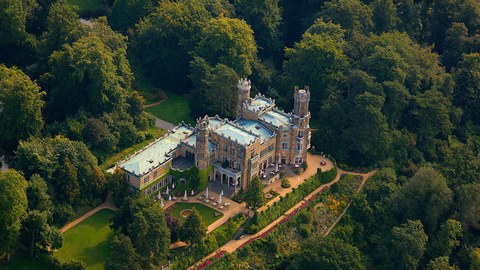 Das Schloss Eckberg aus der Luftansicht