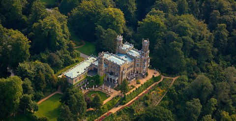 Das Schloss Eckberg aus der Luftansicht