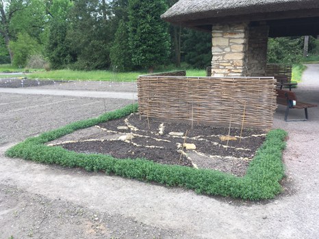 Das Beet am Pavillon im Mai